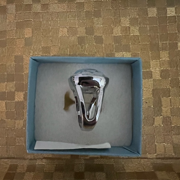 Show stopping Ring - Picture 3 of 4